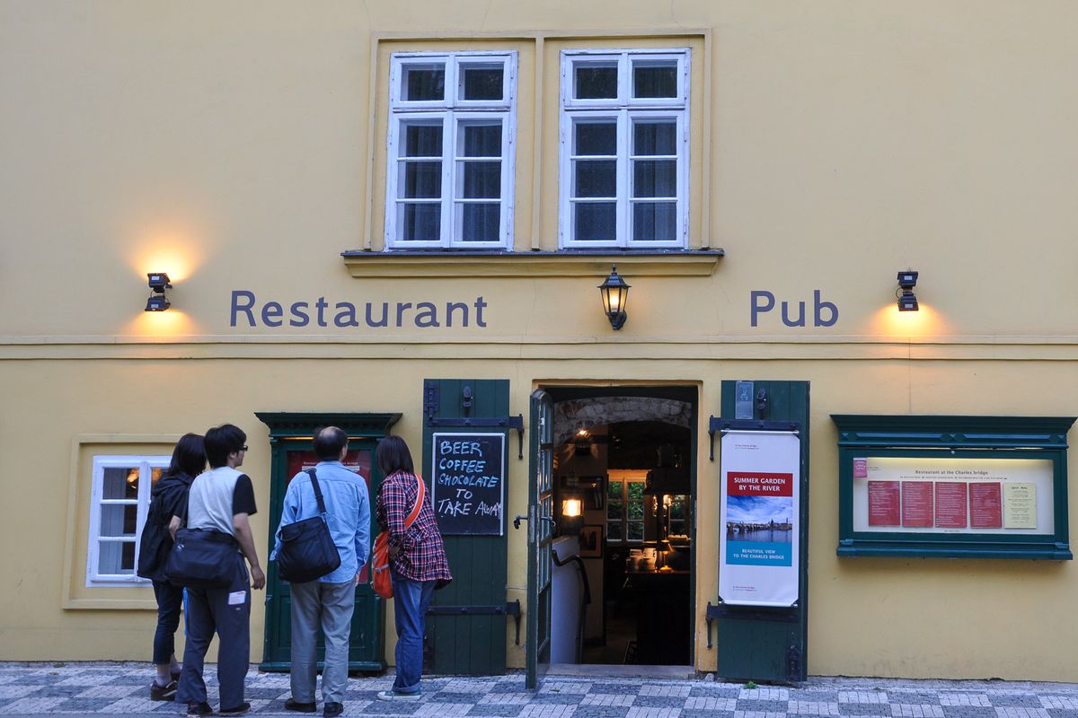 Skip the line pub crawl with VIP treatment in Prague